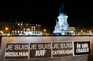« Je suis musulman, je suis juif, je suis catholique, je suis Charlie », disent des pancartes installée de la République à Paris, le 8 janvier 2015, au lendemain de l’attaque contre Charlie Hebdo. BERTRAND GUAY/AFP