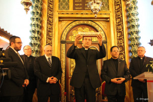Remise du rouleau d'Esther à la Grande Synagogue de Nice par Mgr Louis Sankalé, le 8 janvier 2012.