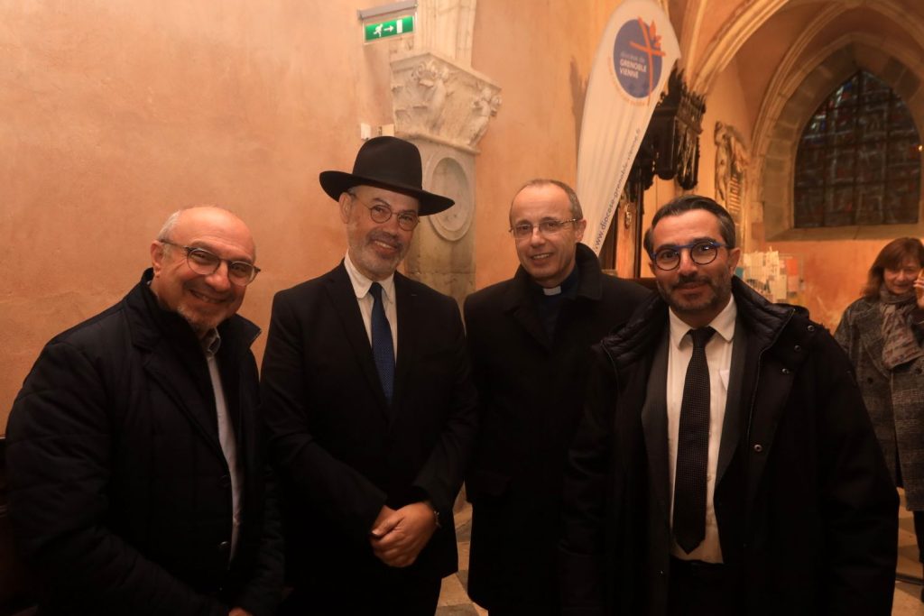 Mgr Eychenne, le rabbin Yehuda Berdugo, M. Gerbi (Pdt CRIF local), M. Banon (Yad Vashem 38 et Savoie),